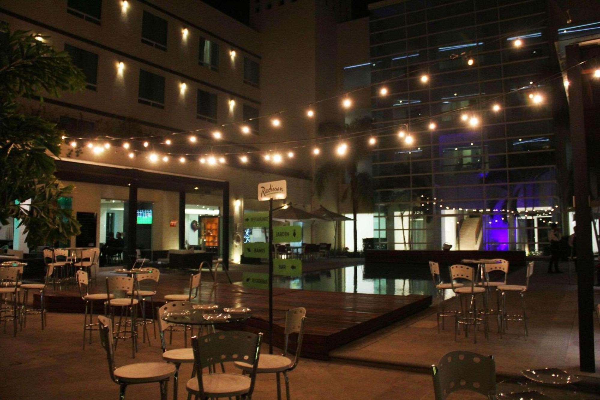 โรงแรมเรดิสัน โปลิฟอรัม พลาซา เลออน ภายนอก รูปภาพ